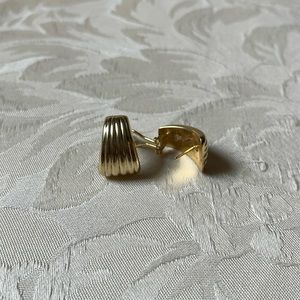 14kt solid yellow gold earrings, very conservative look, for office to the beach